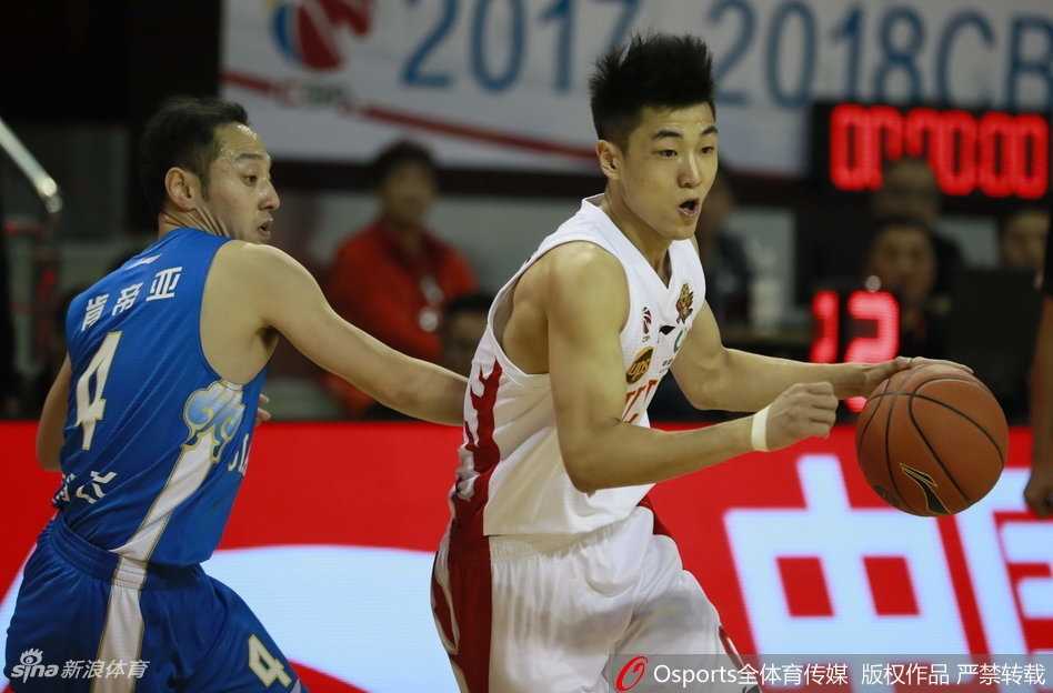 吉林队韦弗面对旧将的防守强行三分出手，皮球在空中划出一道美妙的弧线，这是他全场火热手感的一个缩影。