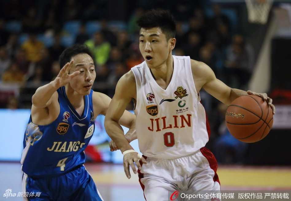 获胜后的江苏肯帝亚球员们围成一圈，拳头紧握，怒吼声响彻客场，这一刻他们仿佛夺得了总冠军般兴奋。