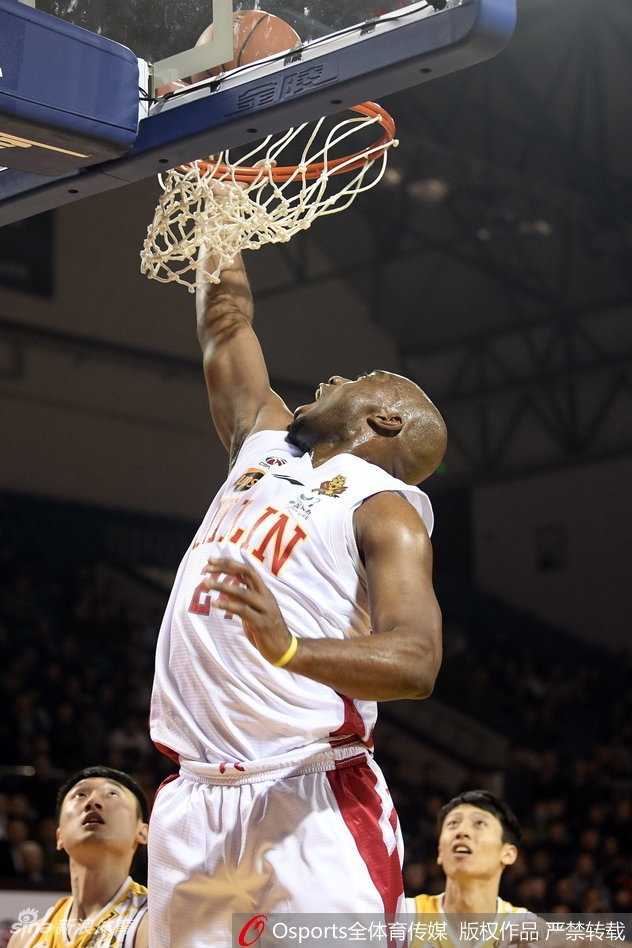 福特森如穿花蝴蝶般突破重围，用鬼魅传球撕开吉林防线