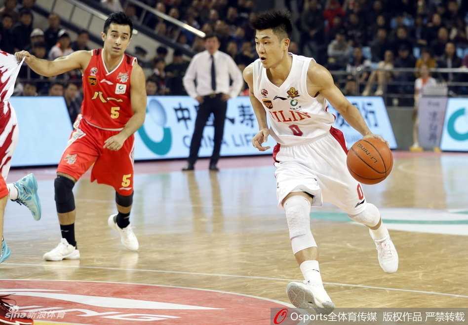 八一队希望之星付豪面对吉林队的高诗岩，运球转身试图突破。此役他全场轰下29分，创下个人生涯新高，展现了内线新星的强大潜力。