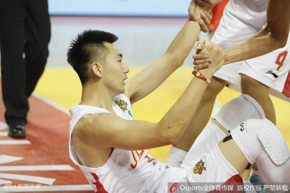 吉林队崔晋铭在八一队两名防守球员的夹击缝隙中，如同一条游龙般跃起上篮，动作舒展而充满力量。