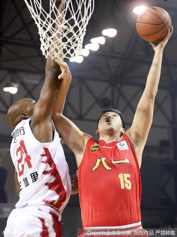 吉林队外援兰德里在比赛关键时刻，面对八一队许钟豪的封堵，高高跃起上演双手暴扣，这一球几乎杀死了比赛的悬念，瞬间引爆全场。