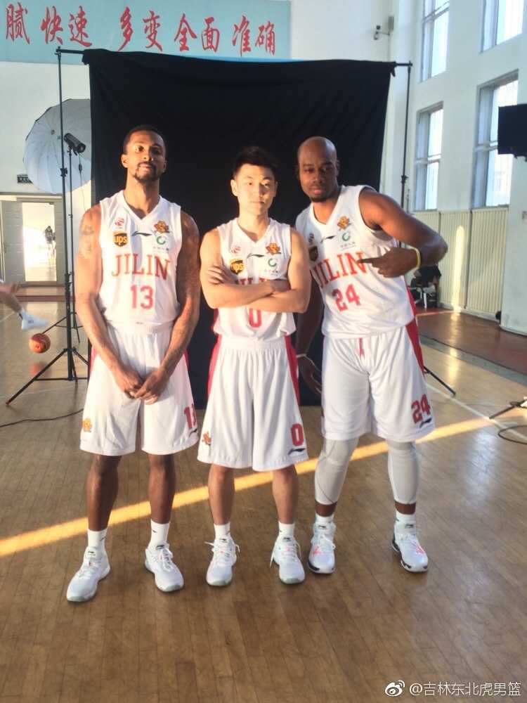 韦弗持球突破，眼神犀利；兰德里在身后用身体挡住防守人，高诗岩在远端随时准备接球，这一刻三人仿佛心意相通，目标直指胜利。