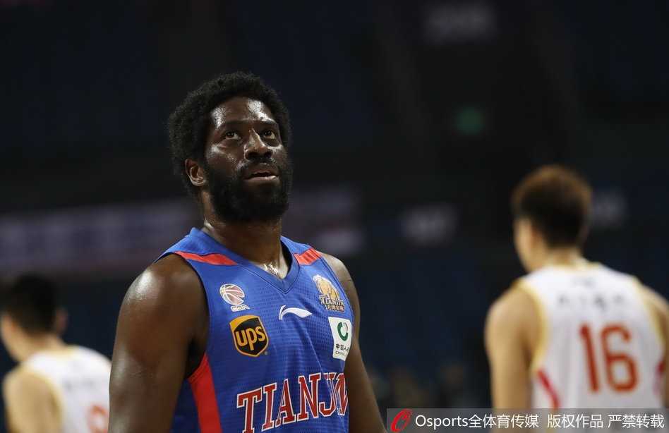 天津队小外援杰特运球疾驰，眼神犀利地观察着队友跑位，他灵动的步伐如同一把尖刀直插同曦队的防线腹地。