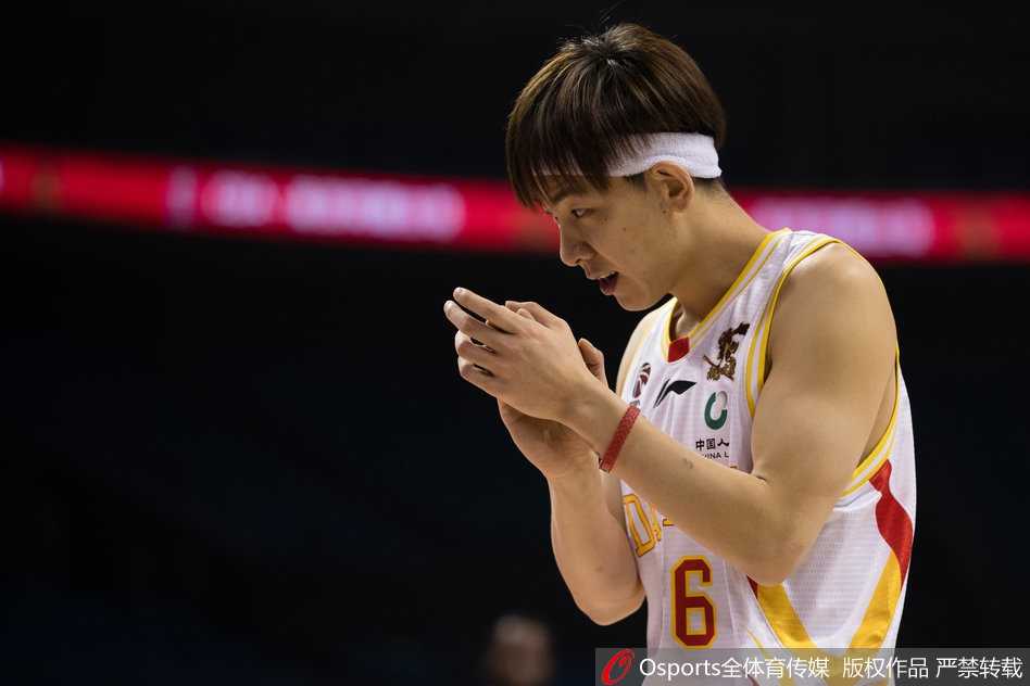 同曦队冯欣面对天津队田野的贴身紧逼，冷静地指挥队友跑位，他灵巧的运球试图撕开对手密不透风的防守网。