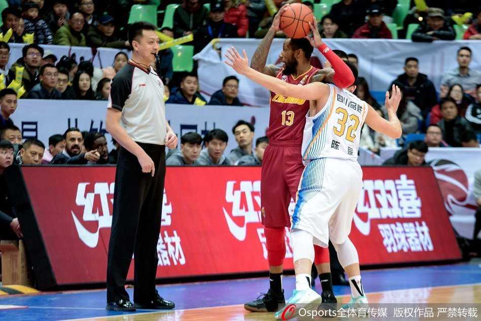 威姆斯在人群中高高跃起，以泰山压顶之势完成双手灌篮，这一刻他仿佛化身为球场的统治者。