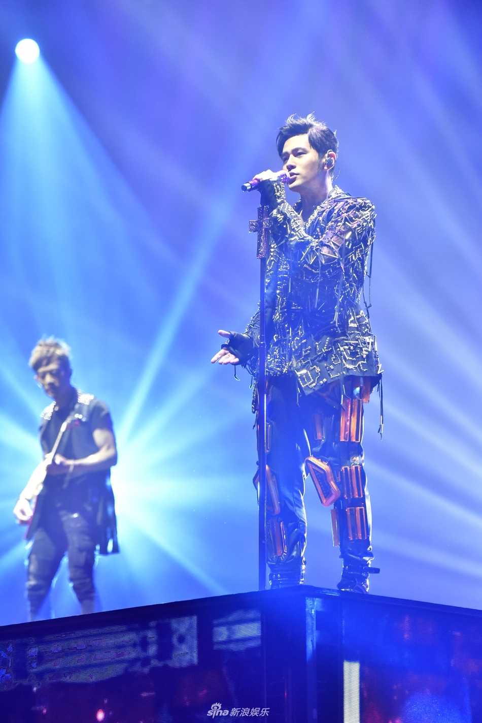 周杰伦与萧敬腾在舞台上紧挨着同一支麦克风合唱，两人表情投入且面带笑意，展现了绝佳的默契与私下的好交情。