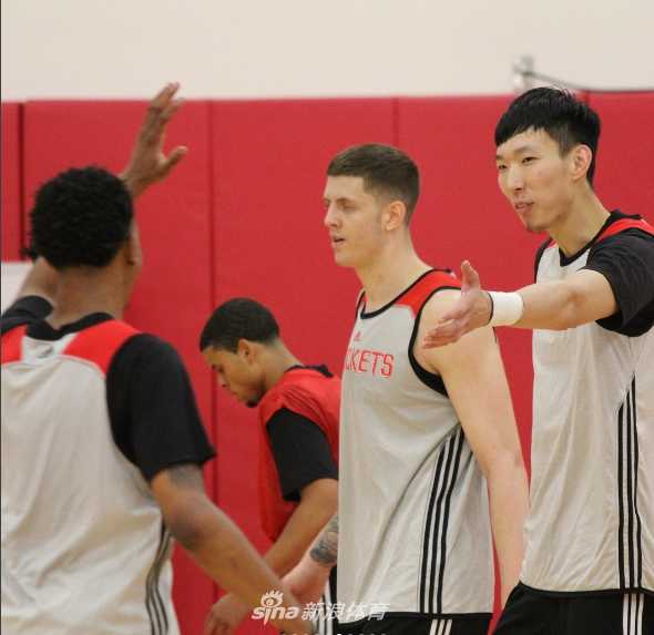 训练场上，周琦与队友完成了一次漂亮的配合后，两人默契地伸手击掌，脸上洋溢着自信的笑容，这一刻的化学反应让人对他们的赛场连线充满遐想。