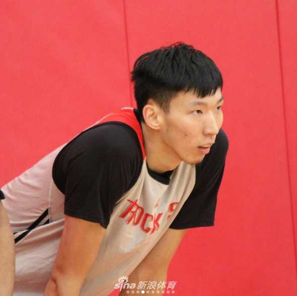 在火箭队的训练馆里，周琦神情专注地跃起投篮，目光紧盯着篮筐，肌肉线条在灯光下显得结实有力，每一个细节都透露着他在休赛期苦练的成果。