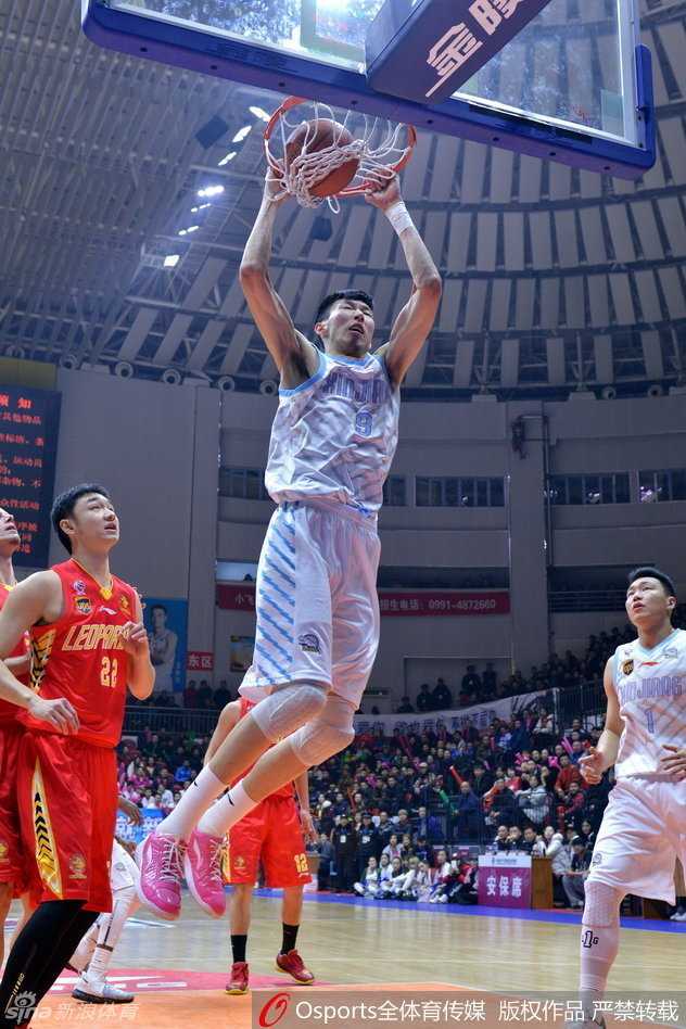深圳外援兰佩与新疆球员在篮下激烈卡位，双方手臂纠缠在一起，只为争夺那宝贵的篮板球。