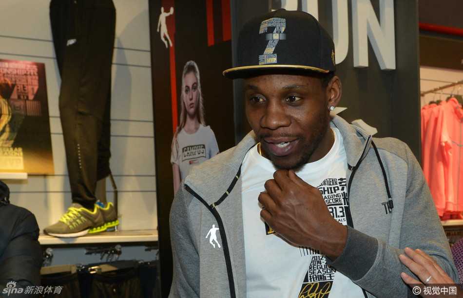 哈德森低头为小球迷认真签名，孩子们仰慕的眼神与哈德森专注的神情，构成了一幅关于篮球传承的动人画面