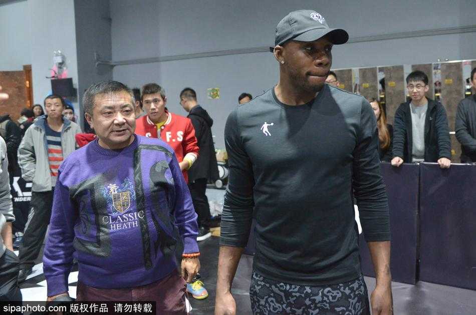 哈德森扬手命中三分，篮球在空中划出优美弧线，对面的男球迷举着篮球跃跃欲试，现场气氛热烈。