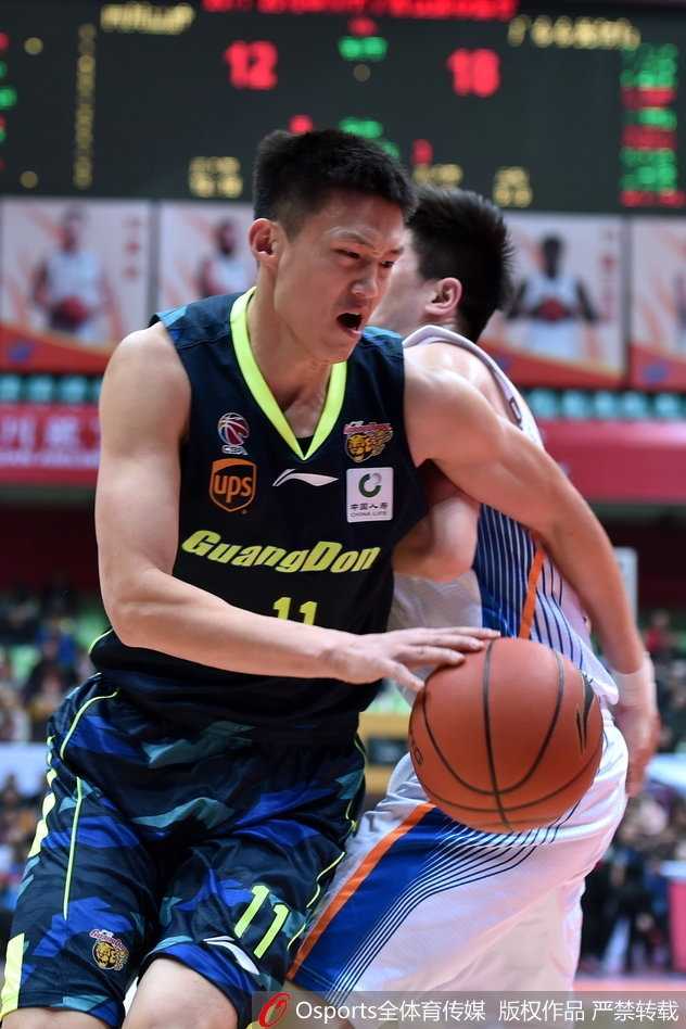 刘炜持球推进，眼神坚毅，这位老将正在用自己的经验与时间赛跑。