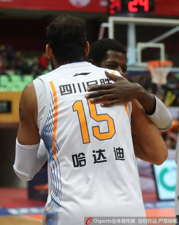 胡明轩高高跃起，用一记精准的中投为广东队添上两分，年轻的面孔写满了朝气与自信。