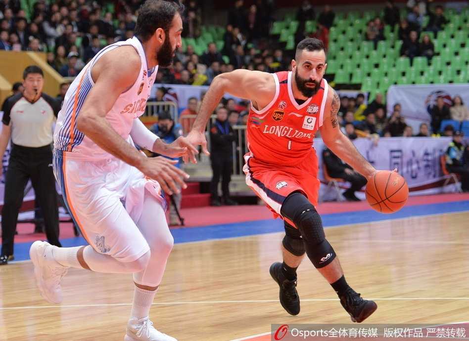 广州龙狮外援持球加速突破，他的身影与看台上热情的主队球迷形成动静对比，瞬间点燃了赛场的气氛。