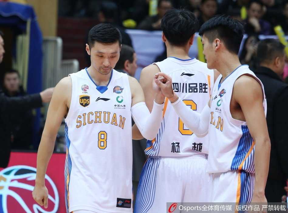 四川外援富兰克林面对防守强行起飞上篮，身体在空中完全舒展，展现出惊人的滞空能力和得分欲望。