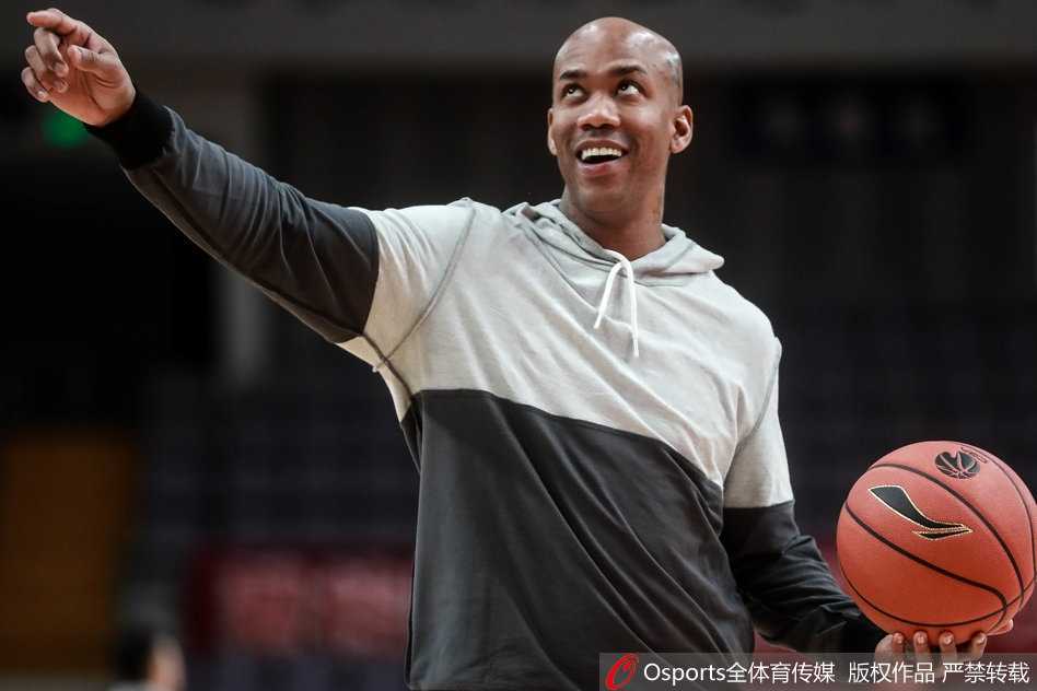 马布里在训练暂停期间，手扶膝盖大口喘息，汗水顺着发梢滴落在地板上，但他的目光依然坚毅地望向球场中央，仿佛在思考下一个回合的战术。