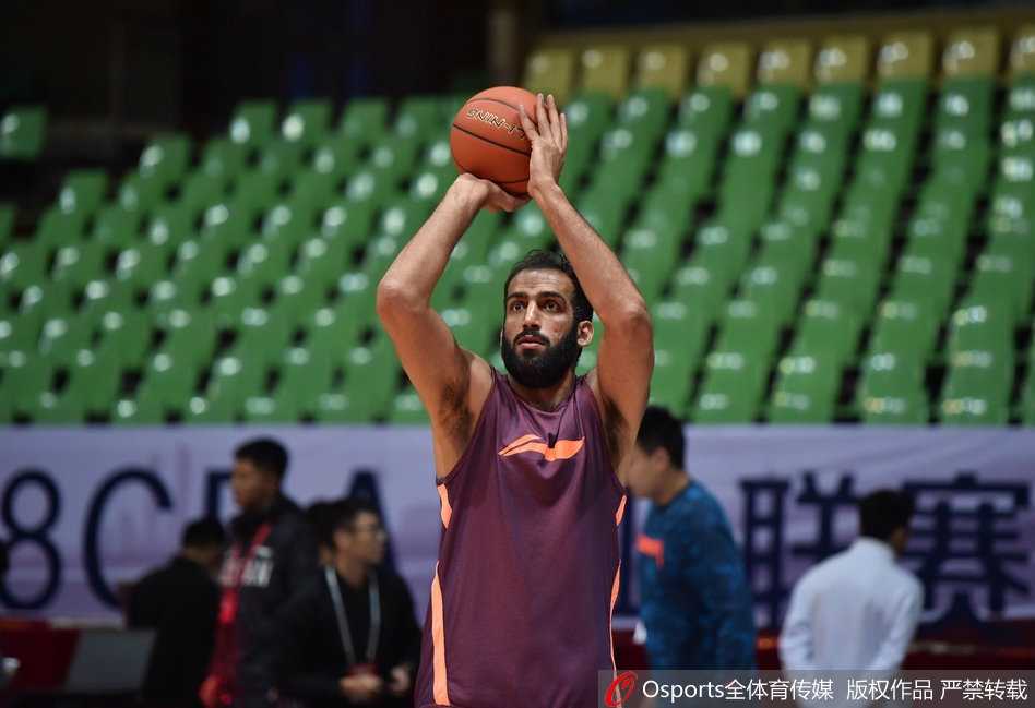 训练场上杨学增持球突破，亲身模拟对手外援进攻节奏，考验本土球员防守