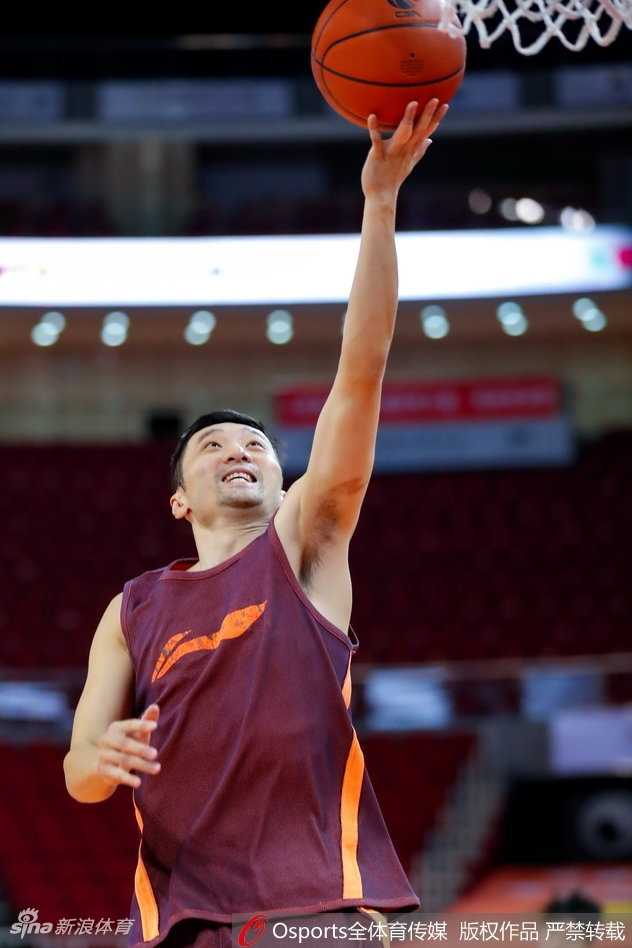 四川队训练课上，哈达迪站在罚球线附近，高举双臂准备接球，身后年轻的队友正在积极跑位。