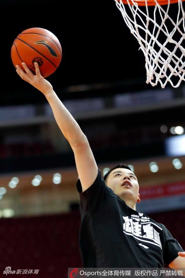 哈达迪摘下篮板后，双手紧紧抱住篮球，目光如炬地观察前场队友的跑动。