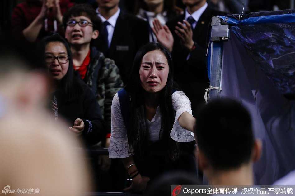 媒体评论员杨毅在节目中提到马布里时眉头紧锁，表情凝重，眼神中透露出对这位老将离别的无限感慨与难以释怀的职业敬意。