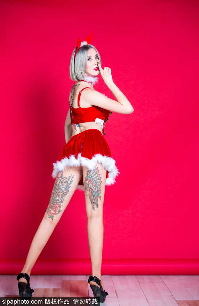 宝贝佩戴毛绒鹿角，回眸凝视的瞬间清澈动人，甜美的笑容仿佛能融化冬日的冰雪，带来春的气息。