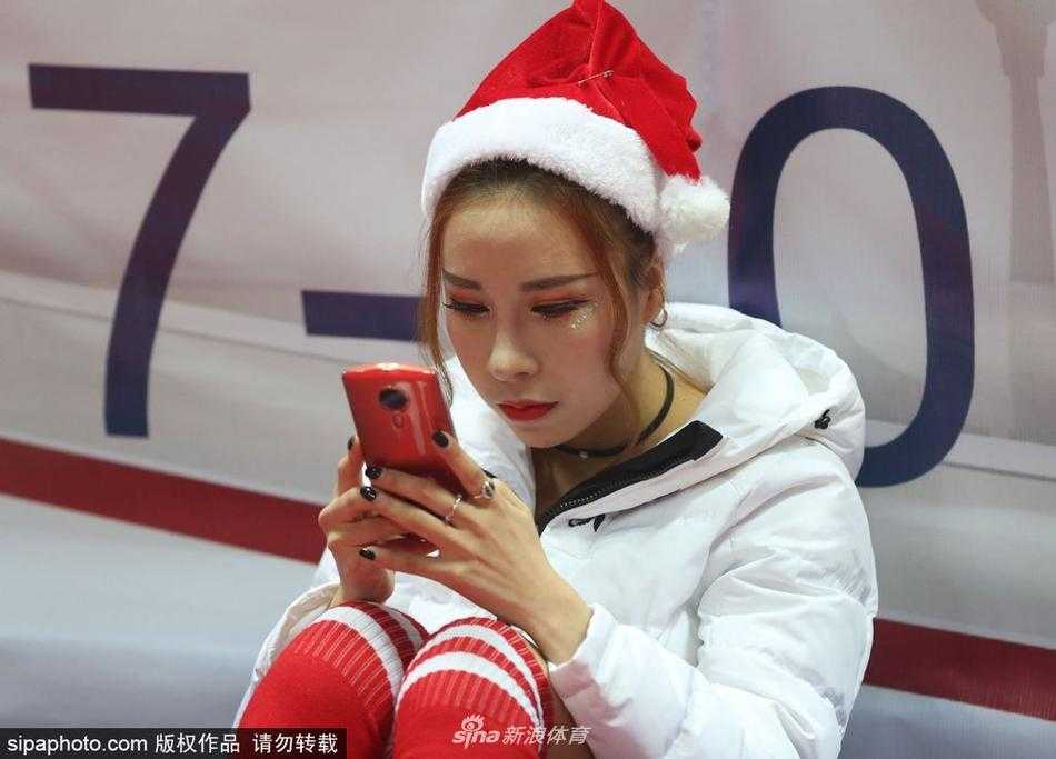 镜头拉近，一名篮球宝贝手持手机前置摄像头，身后的队友们挤眉弄眼地凑过来抢镜，她们要在社交平台上留下这个属于篮球和圣诞的美好回忆。