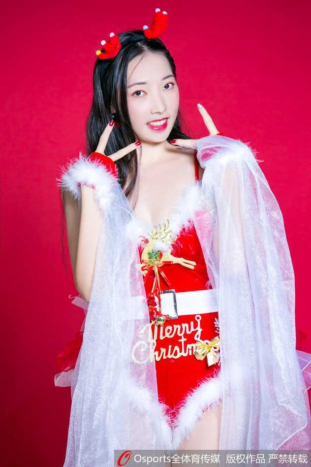 温暖的室内光影中，宝贝侧身回眸，轻盈的白纱裙摆随着动作微微扬起，那一瞬间的温柔与活力交织，仿佛能融化整个冬日的冰雪。