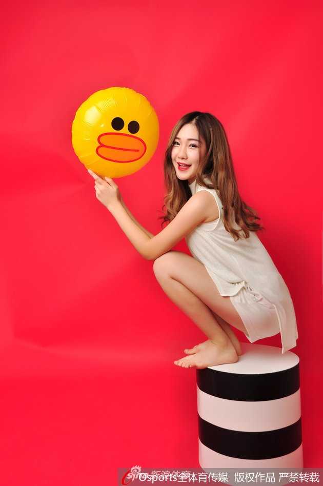 思凡头戴毛绒圣诞发箍，对着镜头俏皮地眨眼，仿佛在悄悄许下圣诞愿望。