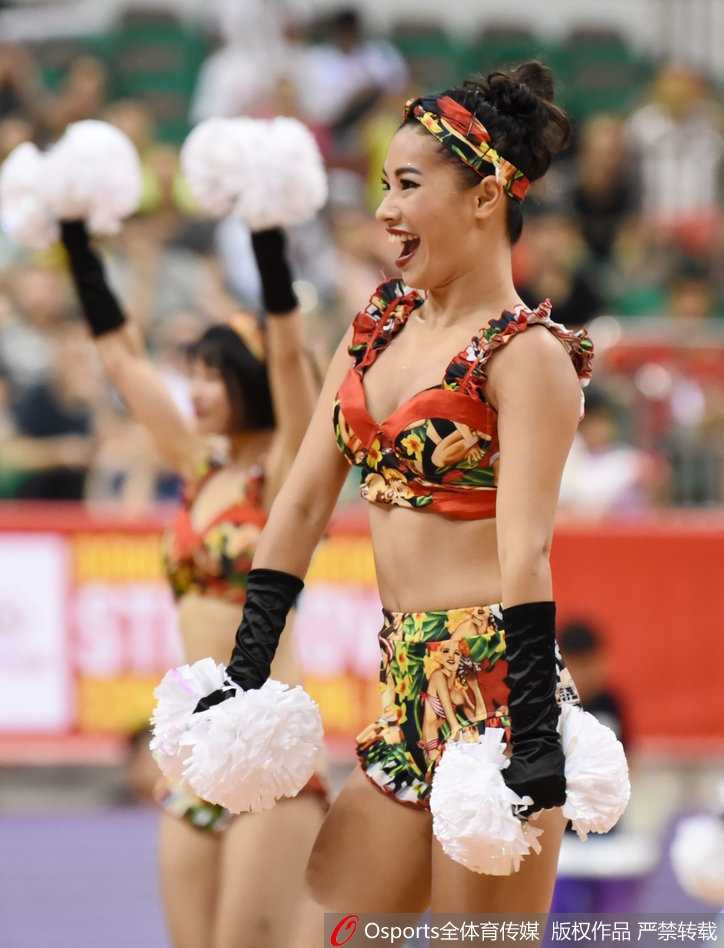 特写镜头捕捉到篮球宝贝们标志性的高踢腿动作，复古的卷发和彩色发带随风飞扬，动感十足，引来观众席阵阵欢呼。