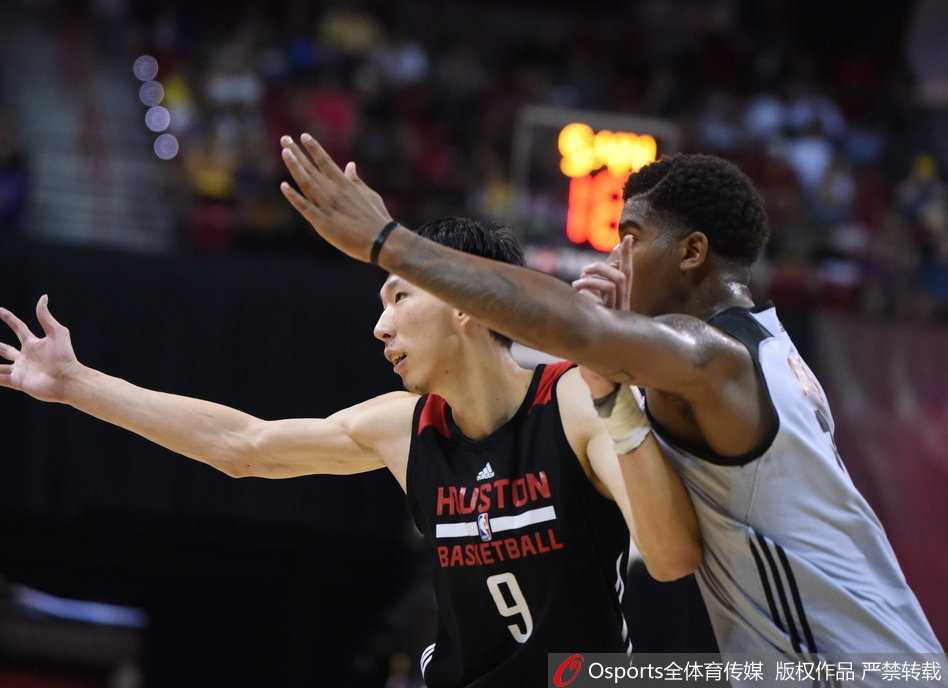 周琦在比赛中被侵犯，随后站上罚球线，神情专注地调整呼吸，准备罚球。