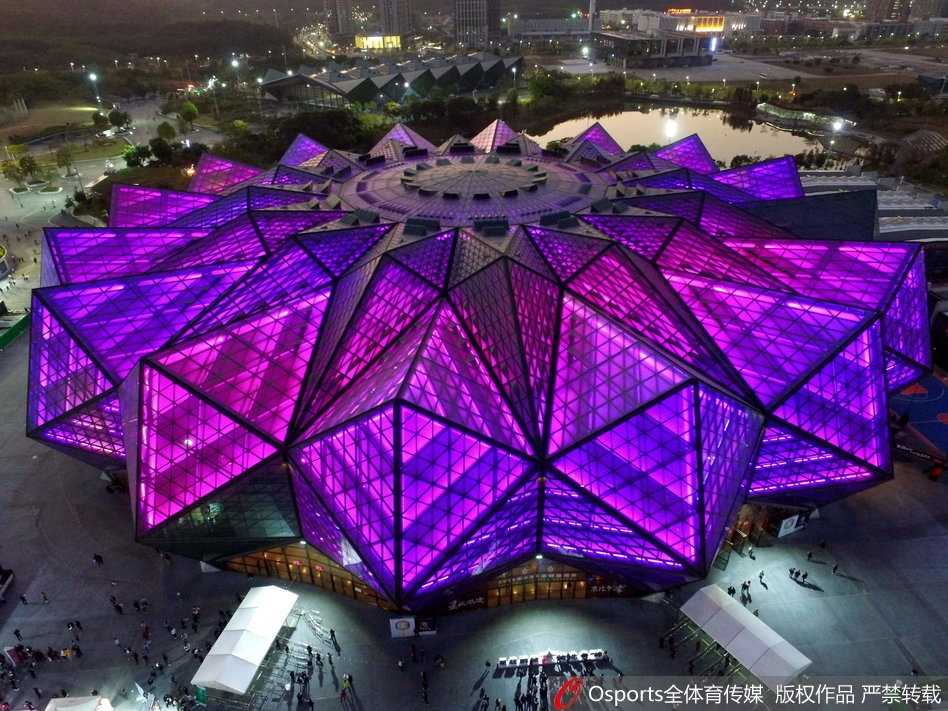 于德豪在技巧挑战赛中快速运球穿越障碍，他神情专注，动作敏捷，主场作战的他最终捧起了冠军奖杯。