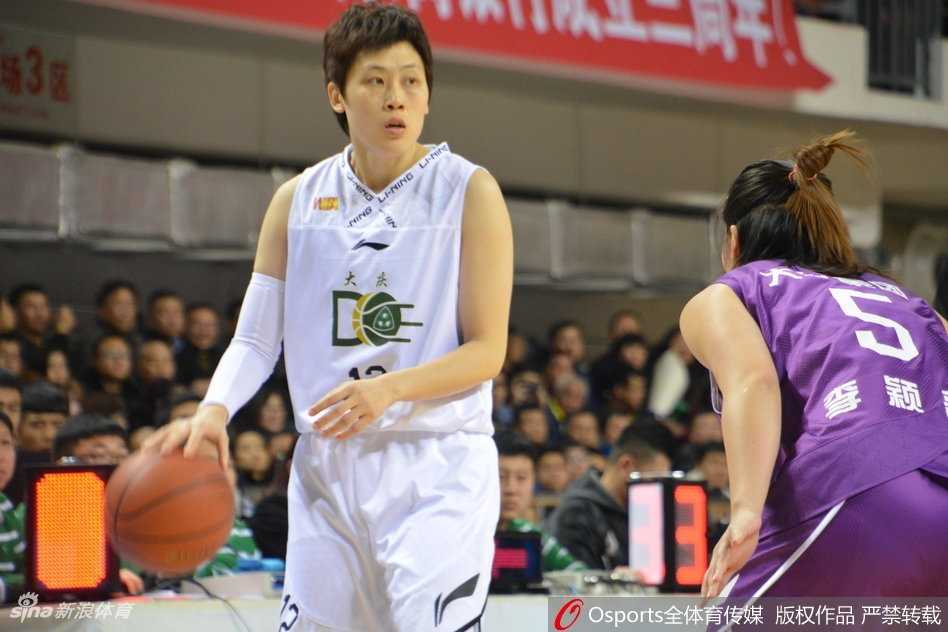 暂停期间，大庆主帅蹲在地上用战术板飞速画着跑位，汗水顺着脸颊滑落，球员们围成一圈眼神坚定