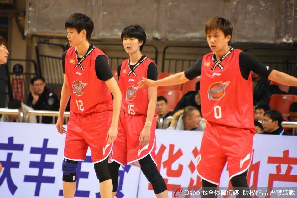 大庆队替补席球员在关键时刻全部起立，为场上队友的精彩表现鼓掌欢呼，团队氛围热烈。