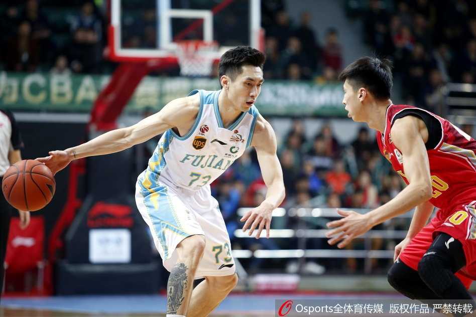 赵泰隆底角接球，面对飞身扑防的八一队员，眼神坚毅，手腕轻压，皮球划出一道彩虹空心入网，压哨三分引爆全场。