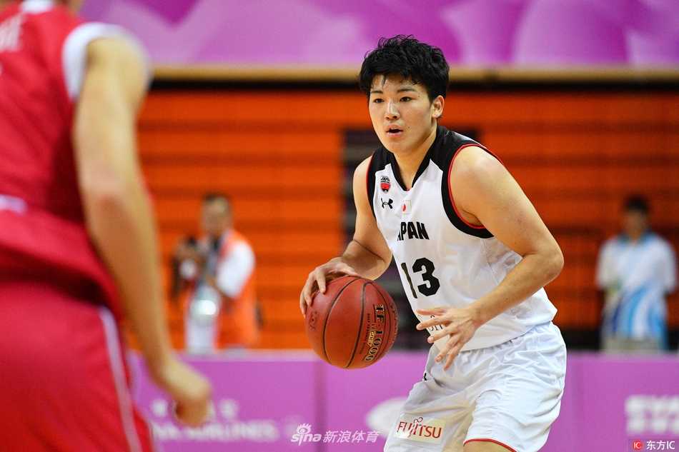 挪威队球员在命中关键投篮后，握拳怒吼庆祝，身后的队友纷纷举手示意，现场的氛围被瞬间点燃，展现了他们拿下这场关键比赛的激动心情。