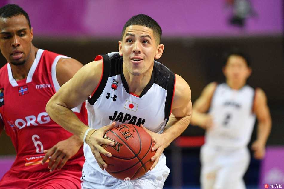 比赛结束后，挪威队球员们相互拥抱庆祝这场来之不易的胜利，而背景中日本队球员落寞离场的背影，形成了鲜明的对比，凝固了赛场上喜悦与失落交织的瞬间。