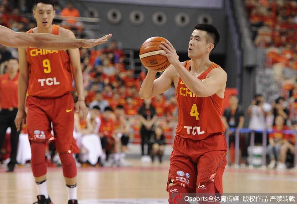 只见常林在伊朗高大内线的长臂干扰下强行起跳，皮球在空中划出一道弧线空心入网，他紧握拳头怒吼一声，这一球让替补席彻底陷入了疯狂。