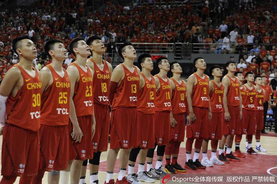 阿不都沙拉木在人群中高高跃起，凭借出色的预判摘下一个宝贵的前场篮板，落地瞬间他迅速护球，眼神坚毅，充满了对胜利的渴望。