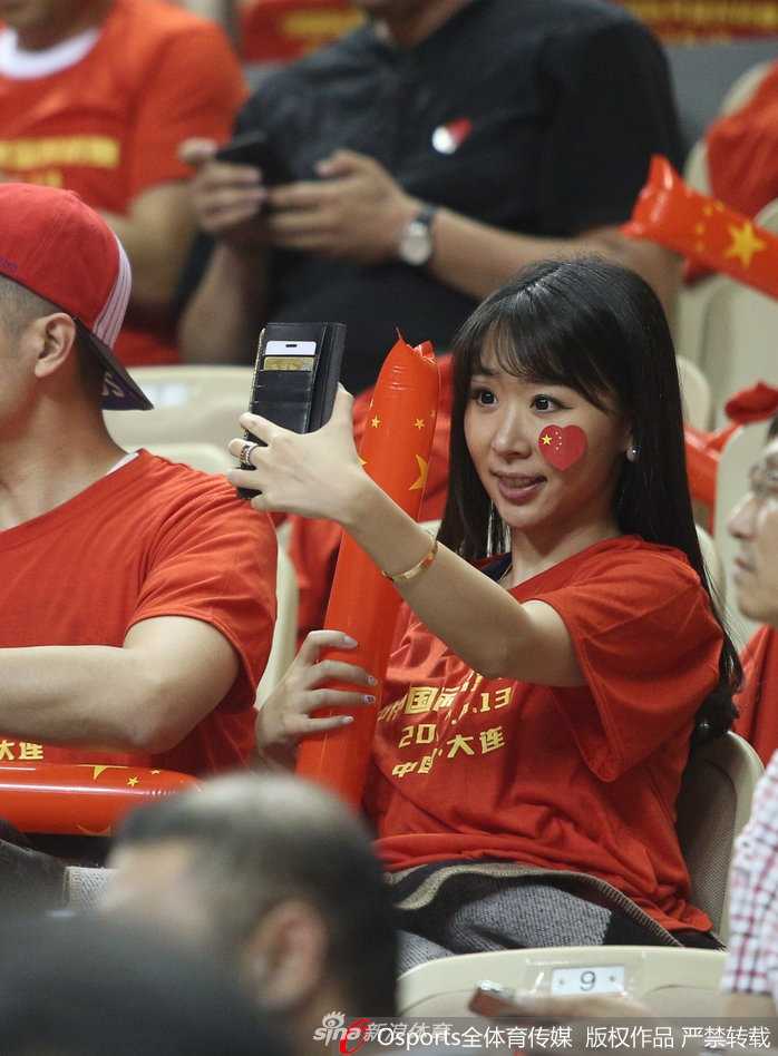 常林内线强打遭遇包夹，奋起争夺篮板球