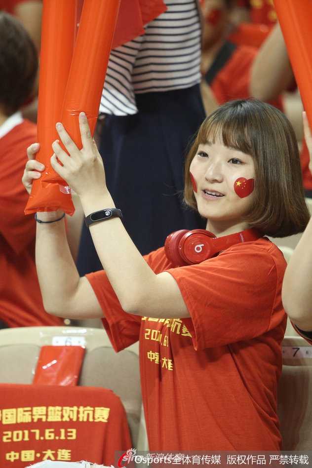 赛后中国男篮集体向看台球迷鞠躬致谢