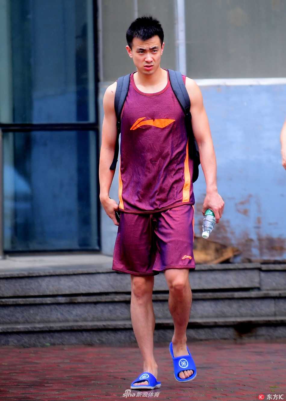 周琦在篮下进行内线脚步练习，汗水早已湿透了衣背，他高高跃起的瞬间，仿佛要将这四年的光阴与渴望，全部倾注在这一次的触球之上。