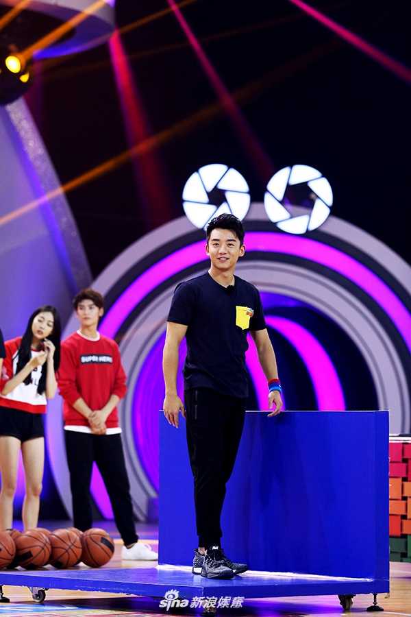 奥尼尔、刘炜和刘晓宇三位冠军队员同框，奥尼尔居中搞怪，刘炜和刘晓宇面带微笑，三人展现出跨时代的篮球情谊