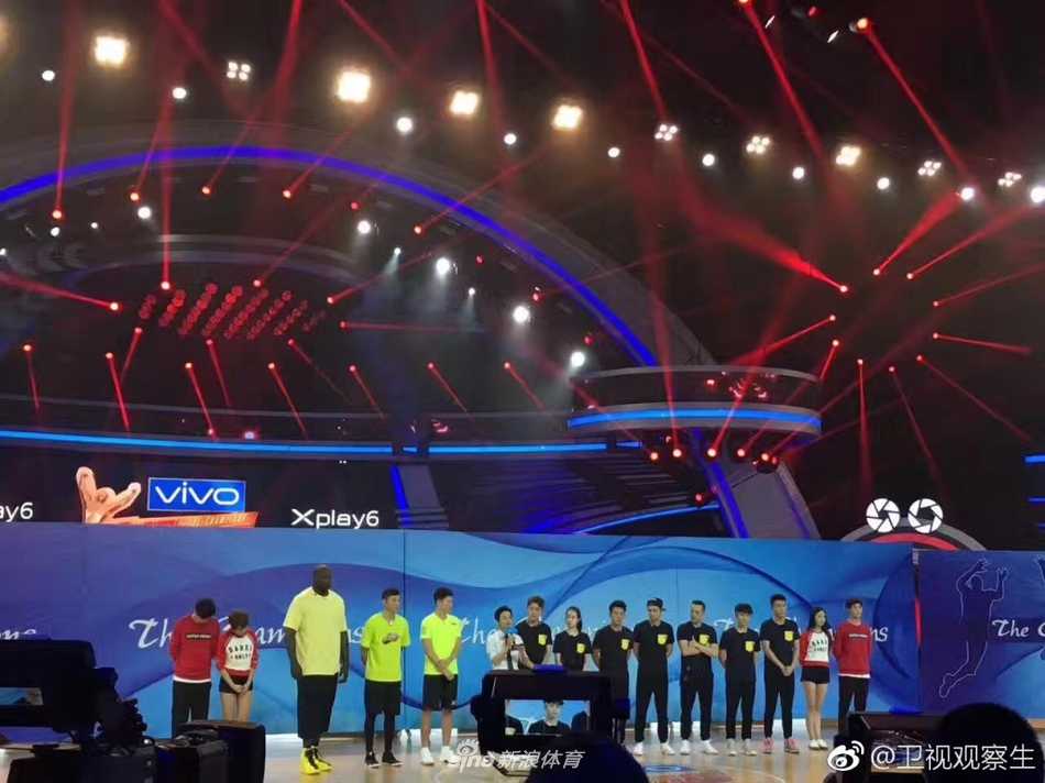 郑恺在场上与奥尼尔斗智斗勇，面对体型悬殊的对手，他使出各种古灵精怪的干扰战术，惹得奥尼尔哭笑不得