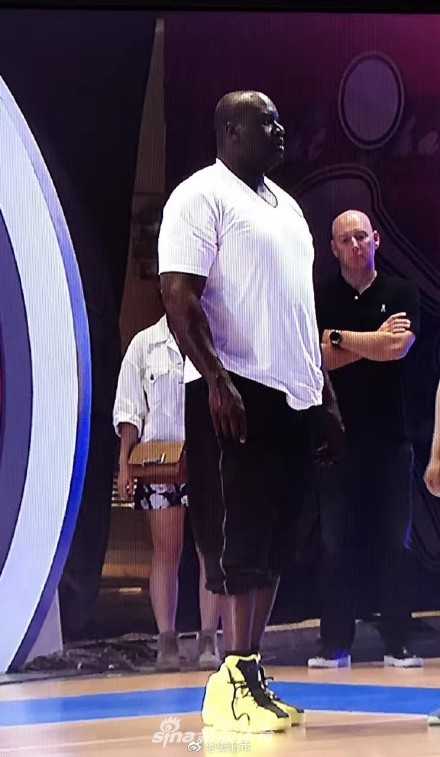 宋茜在场上开着道具车来回穿梭，面对奥尼尔的庞大身躯阻拦，她一边灵活躲闪一边忍不住大喊救命，场面既紧张又滑稽