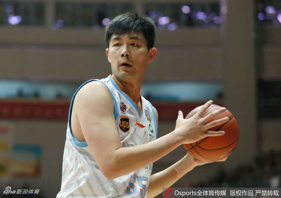 汉斯布鲁化身禁区野兽，迎着防守球员完成势大力沉的单手劈扣，这记暴扣仿佛要将篮筐拽下，瞬间帮助广州队反超比分