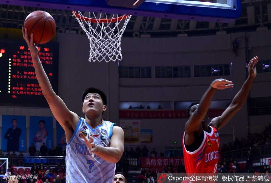 阿不都沙拉木埋伏在右侧底角，接球后果断出手，篮球在空中旋转着画出彩虹般的轨迹，这是一记几乎杀死比赛悬念的关键三分