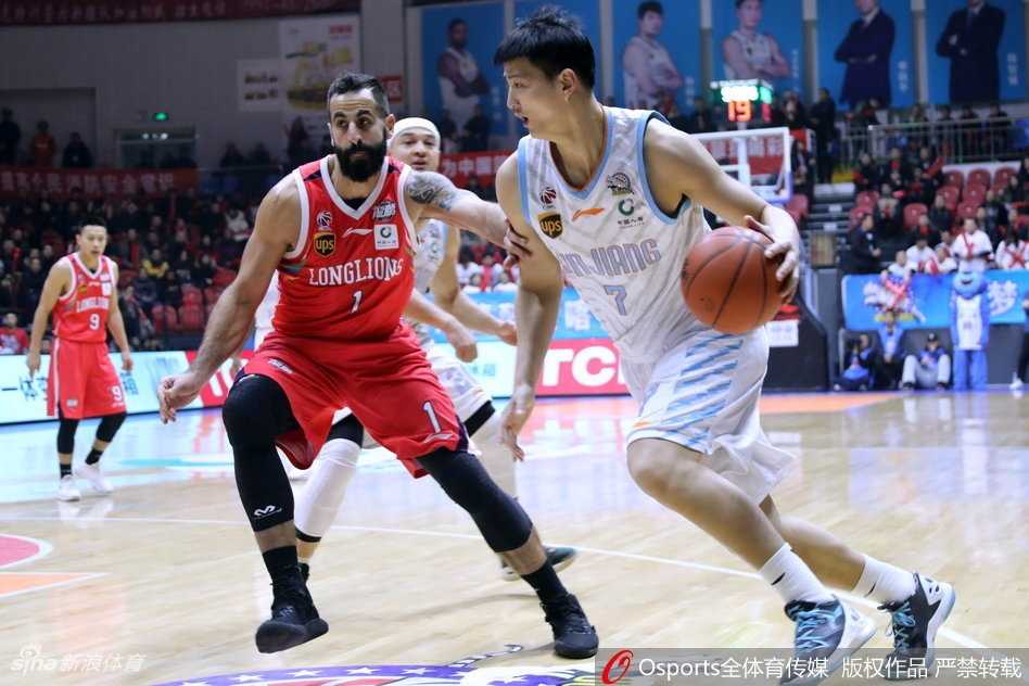 亚当斯抢断后如猎豹般一条龙直杀前场，面对补防球员用一个节奏变换将对手完全摆脱，轻松写意地将球送入篮筐