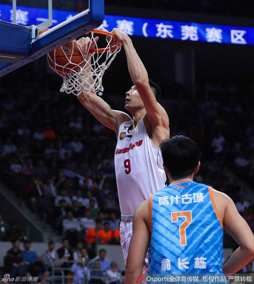 广东队长周鹏在新疆队员的严密包夹下强行突破，他全场贡献22分，展现了作为球队新领袖的责任与担当，但独木难支，无奈吞下失利的苦果。