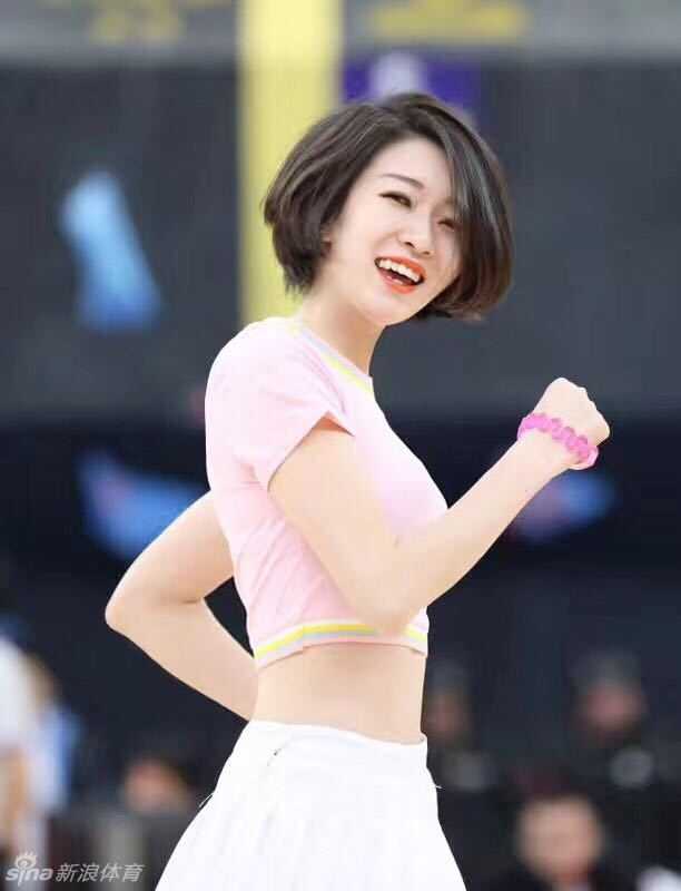 女孩舞动着身姿，脸上洋溢着灿烂的笑容，仿佛在用一段即兴的热舞来庆祝球队夺冠，每一个动作都充满了感染力。